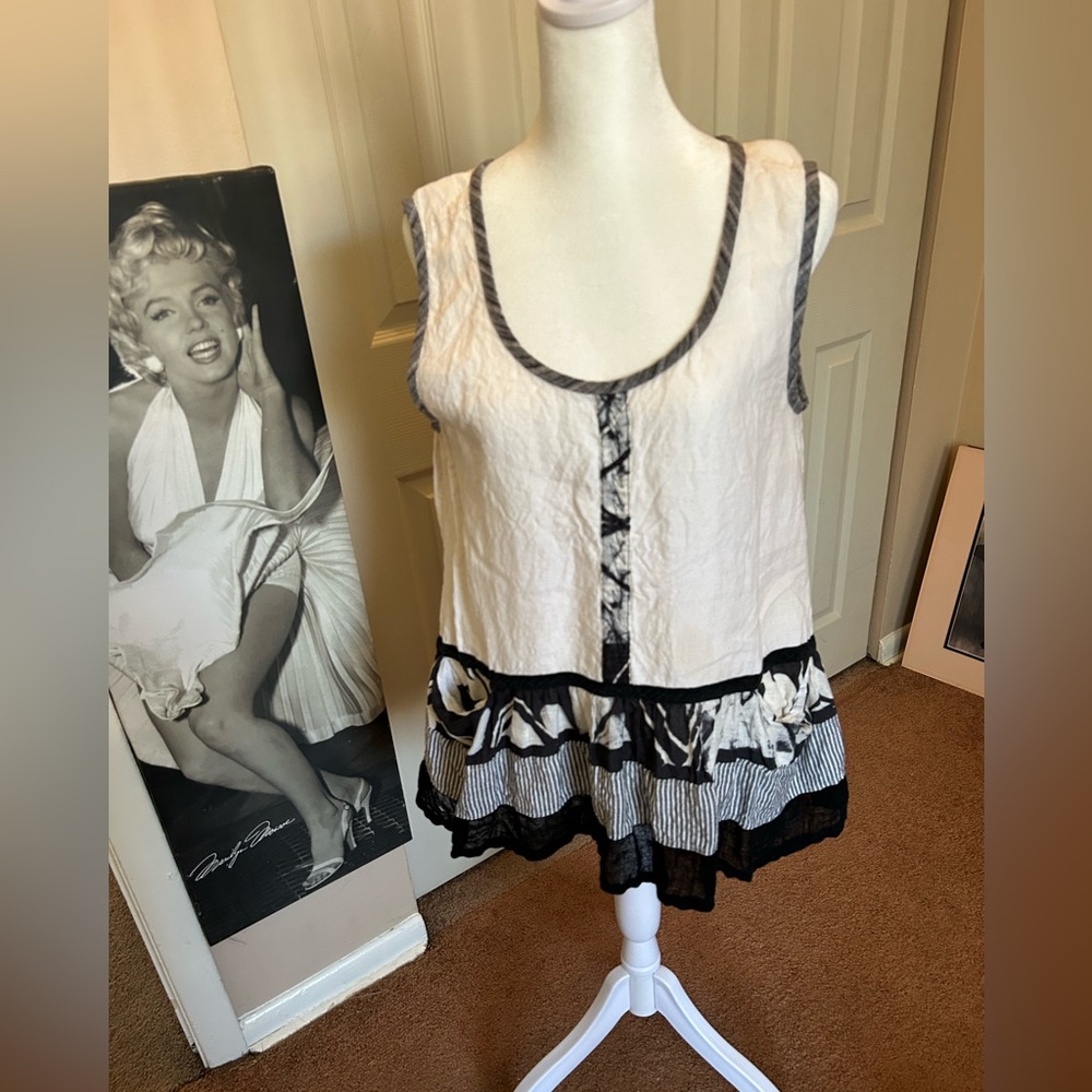 Mara Gibbucci White and black linen sleeves top
M Italy